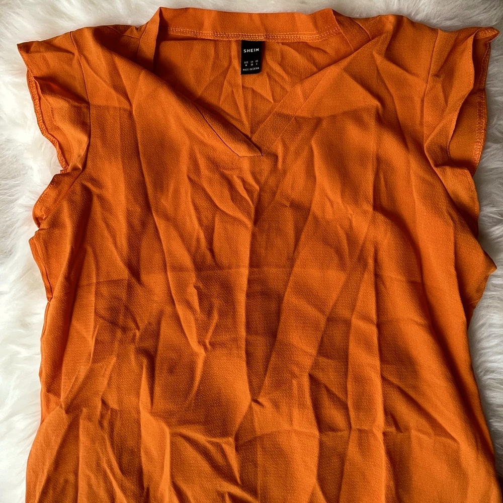 Super cute business casual blouse! Brand new, great condition! simple & elegant